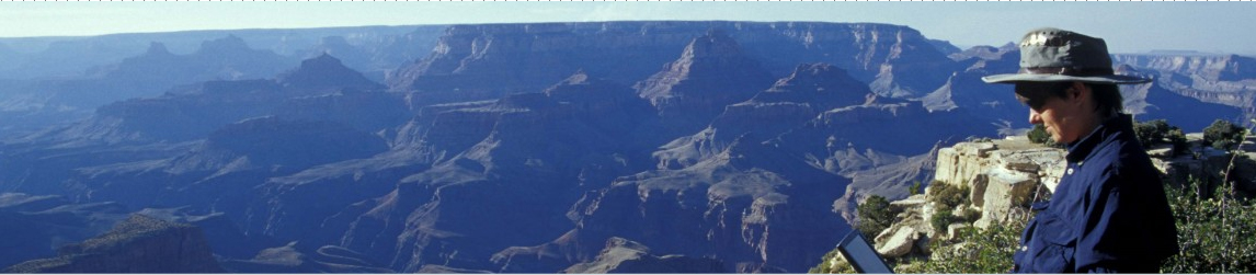 Elisabeth mit Laptop am Grand Canyon