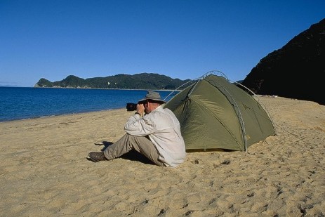 Manfred am Strand, Abel Tasman Track, Neuseeland