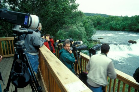 Besucher auf Plattform an Brooksfalls